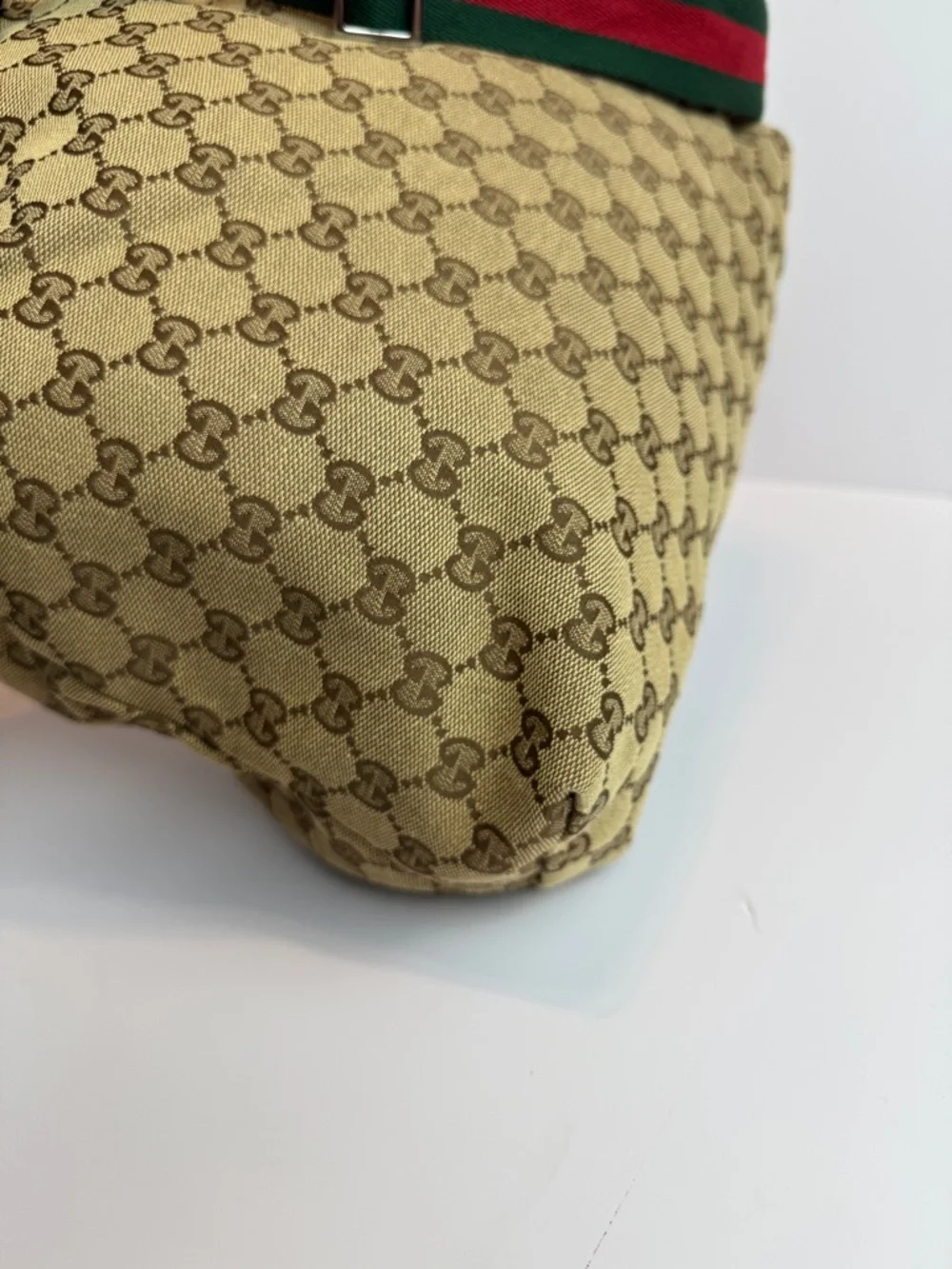Gucci Beige Monogram Crossbody Bag with Green-Red Strap - Picture 13 of 15